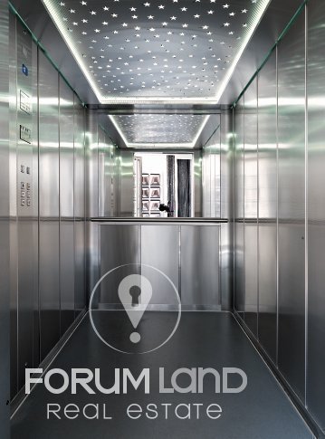 Forumland Real Estate, Ανελκυστήρας