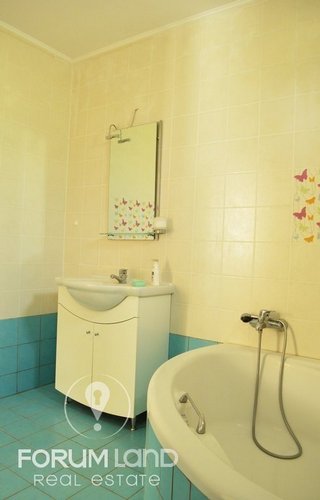 Forumland Real Estate, Bathroom with bathtub