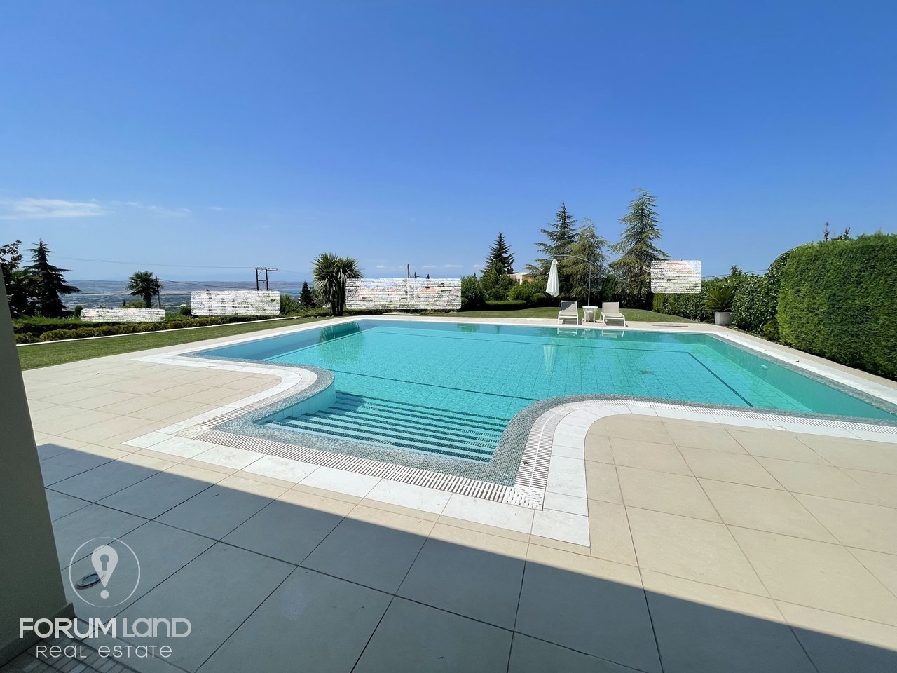 Forumland Real Estate, pool