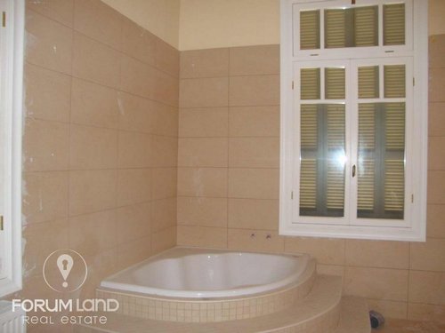Forumland Real Estate, Bathroom with bathtub
